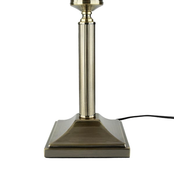 Detailansicht einer Tischleuchte mit antikem Finish, quadratischem Sockel und geriffeltem Leuchtenfuß.