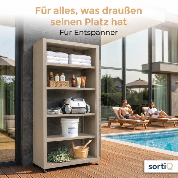 Ein hohes Outdoor-Regal steht auf einer Holzterrasse neben einem Pool. Im Hintergrund entspannen zwei Personen auf Sonnenliegen.