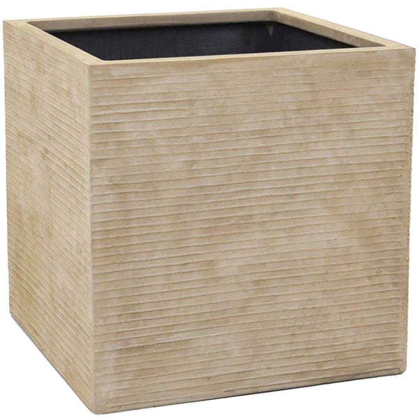 Quadratischer Pflanzkübel mit horizontaler Rillenstruktur.