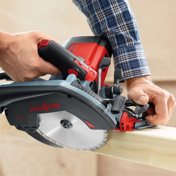 Handwerker bedient eine Mafell Handkreissäge K 65 cc zum Sägen eines Holzbalkens in einer Werkstatt