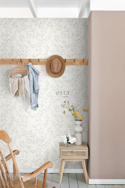 Dekorativer Raum mit Esta Home Tapete, Garderobe und Beistelltisch.