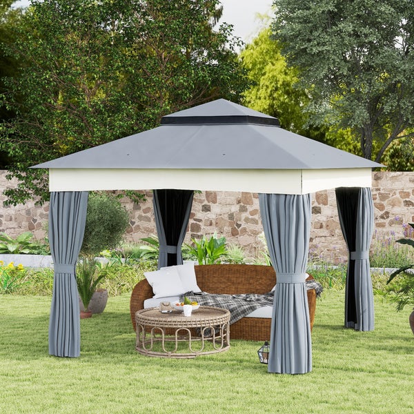 Moderner Gartenpavillon mit grauem Doppeldach und Seitenvorhängen auf Rasen mit Loungemöbeln und Pflanzen vor einer Steinmauer.