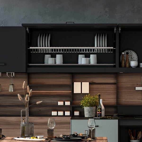 Moderne Küche mit schwarzem Oberschrank, integriertem Abtropfgestell für Geschirr und Holzwand mit Regalsystem für Gewürze und Küchenutensilien.