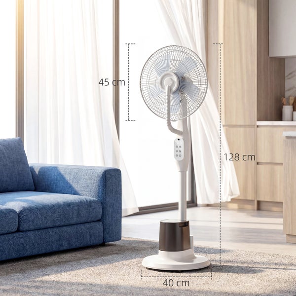 Weißer Standventilator in hellem Wohnzimmer mit blauem Sofa. Maße: Durchmesser 45 Zentimeter, Höhe 128 Zentimeter, Fußbreite 40 Zentimeter.