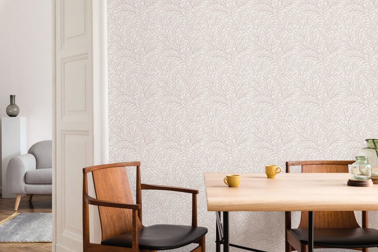 Esszimmer mit Holztisch, Stühlen und Tapete mit Blätterdruck