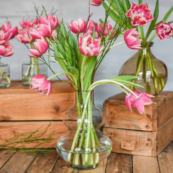 Vase aus 100 Prozent recyceltem Glas, bauchige Etagenform, handgefertigt in Europa, Höhe 23 Zentimeter.