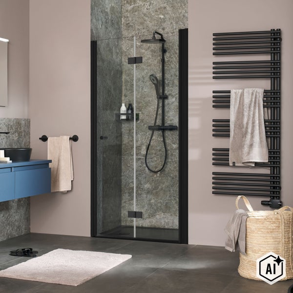 Modernes Badezimmer mit Dusche mit Pendeltür, schwarzem Handtuchheizkörper, Waschtisch und Fliesen in Marmoroptik.