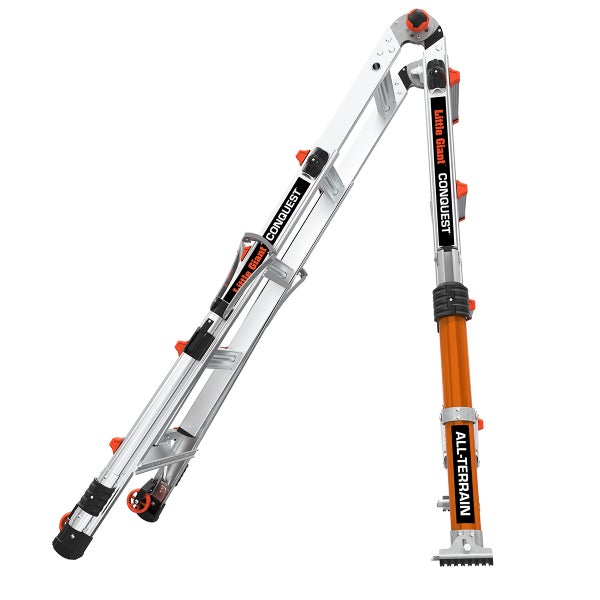 Little Giant Conquest All-Terrain Mehrzweckleiter aus Aluminium in A-Stellung aufgestellt