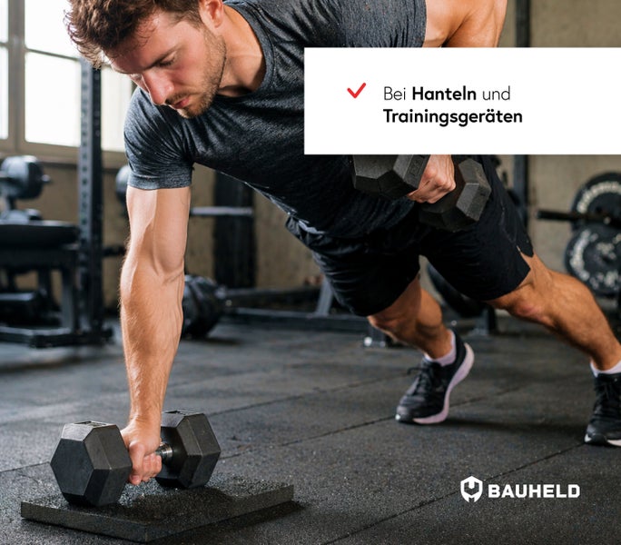 Mann beim Training mit Kurzhanteln auf einer Schutzmatte im Fitnessstudio, Bauheld Logo.