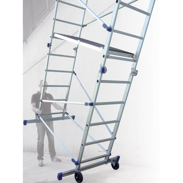 Mobiles Aluminium-Fahrgerüst mit Rollen und Arbeitsplattform, das von einer Person zum Transport gekippt wird.