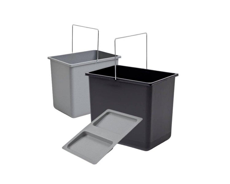 Zwei rechteckige Abfalleimer aus Kunststoff in Grau und Schwarz mit Metalltragebügeln und einem grauen Deckel.
