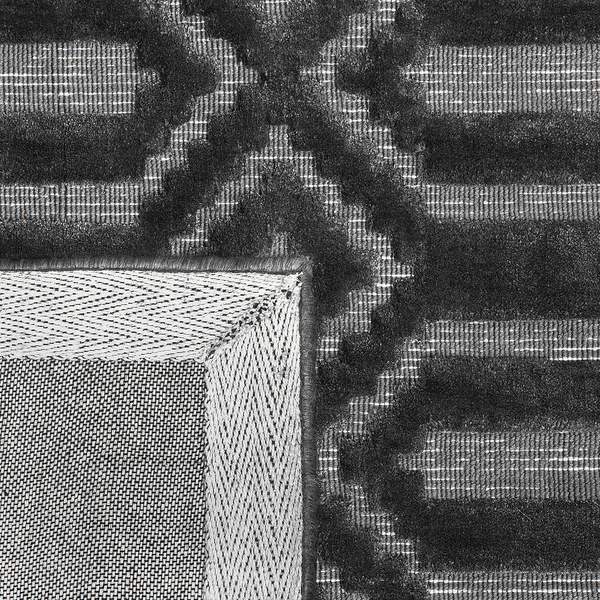 Teppich mit geometrischem Rautenmuster und horizontalen Streifen, Detailansicht der gewebten Rückseite an der Ecke.