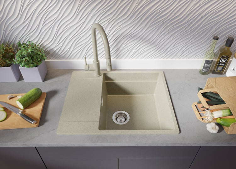 Spültisch mit Abtropffläche, Armatur, Schneidebrett mit Zucchini und Einkaufstüte auf einer Arbeitsplatte