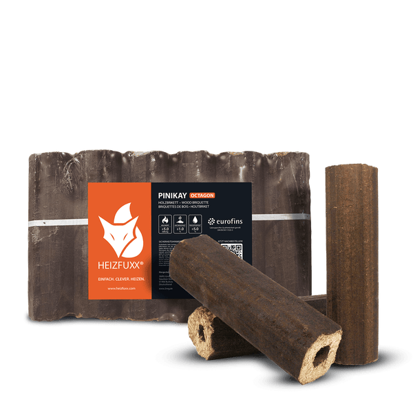 Heizfuxx Pinikay Octagon Holzbriketts in Folienverpackung sowie einzelne achteckige Holzbriketts mit Mittelloch.