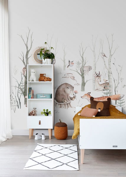 Kinderzimmer mit weißem Bett, Regal und Waldtapete
