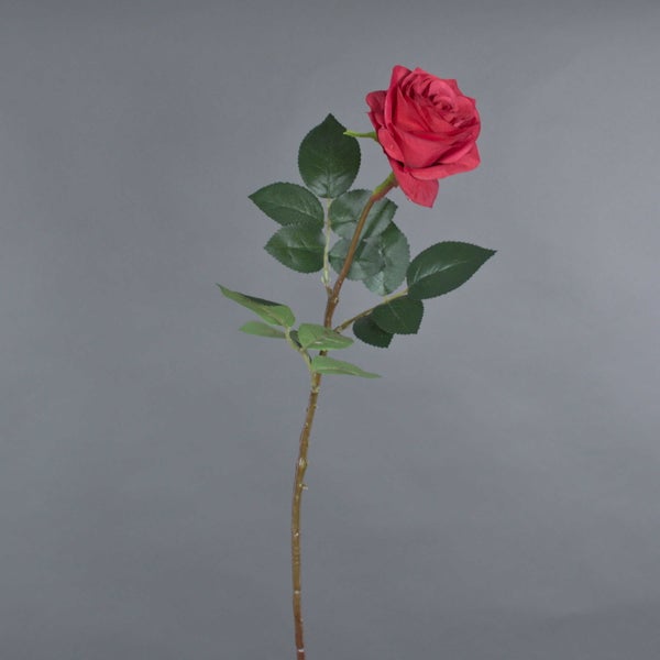 Künstliche rote Rose mit grünem Stiel und Blättern.