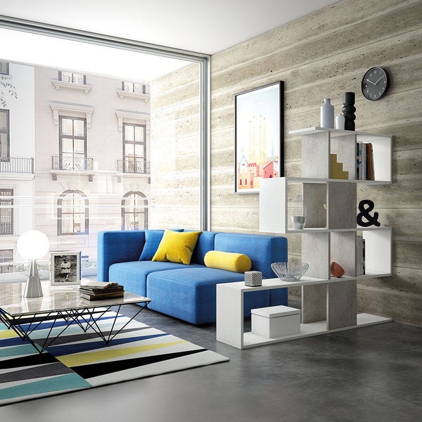 Wohnzimmer mit blauem Sofa, Couchtisch, Regal und Dekorationen für eine gemütliche Atmosphäre