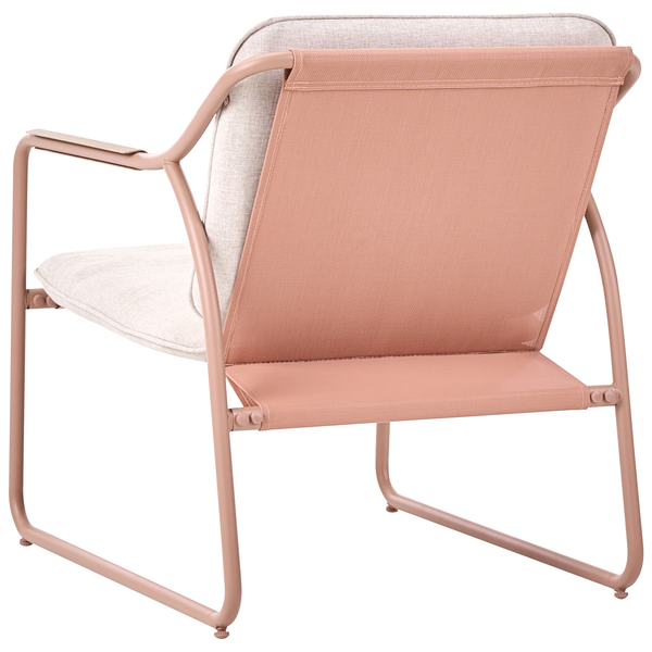 Loungesessel mit pfirsichfarbenem Metallgestell, beigen Polstern und Rückenlehne aus Netzgewebe, Rückansicht.