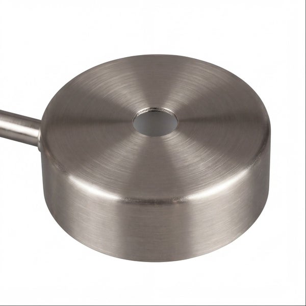Detailansicht einer kreisförmigen Wandbefestigung aus gebürstetem Metall für Lampen.