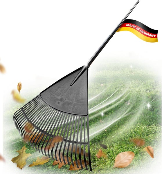 Kunststoff-Laubharke auf einer hellen Rasenfläche mit Blättern, Siegel Hergestellt in Deutschland.
