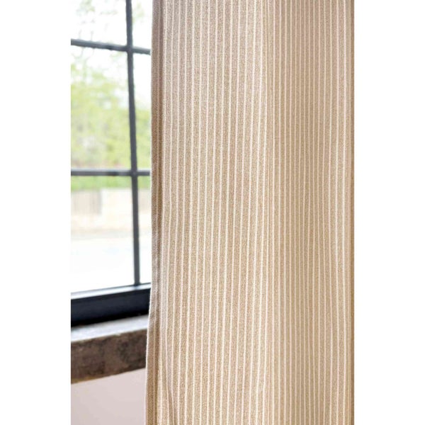 Vorhang mit Streifenmuster vor einem Fenster