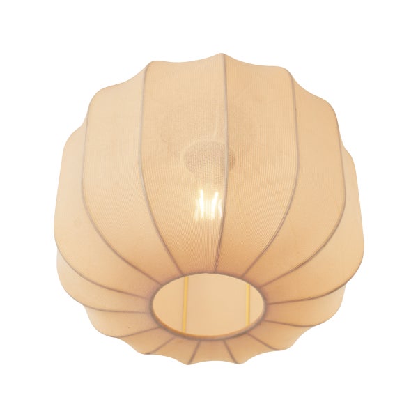 Runder beiger Lampenschirm aus Stoff mit gerippter Struktur und leuchtendem Leuchtmittel.