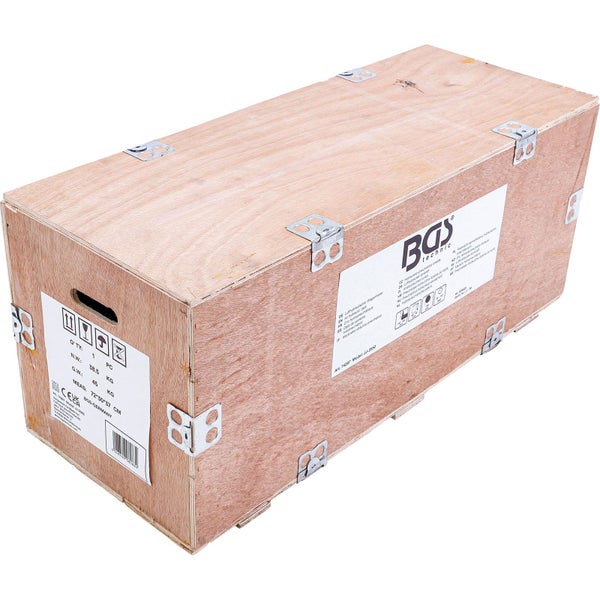 Holzkiste mit Metallbeschlägen und BGS Technic Logo