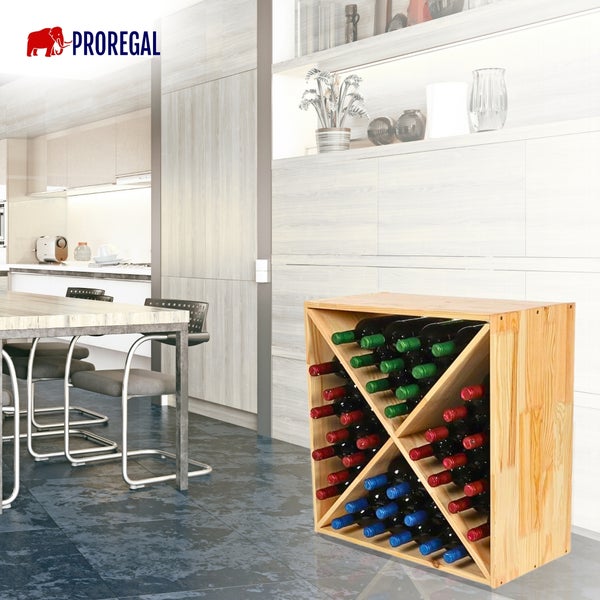 Proregal Logo. Weinregal aus Holz mit X-Einsatz, gefüllt mit Weinflaschen, in einer hellen modernen Küche mit hellen Schränken und Esstisch.