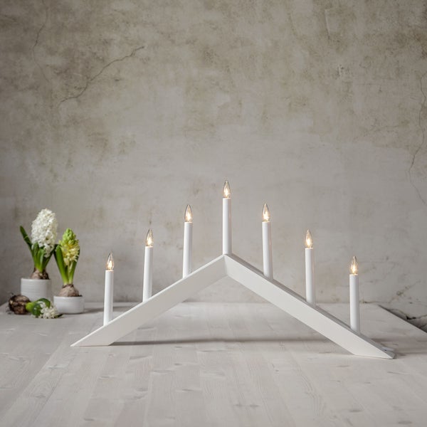 Weißer Adventsleuchter mit sieben Lichtern und Hyazinthen