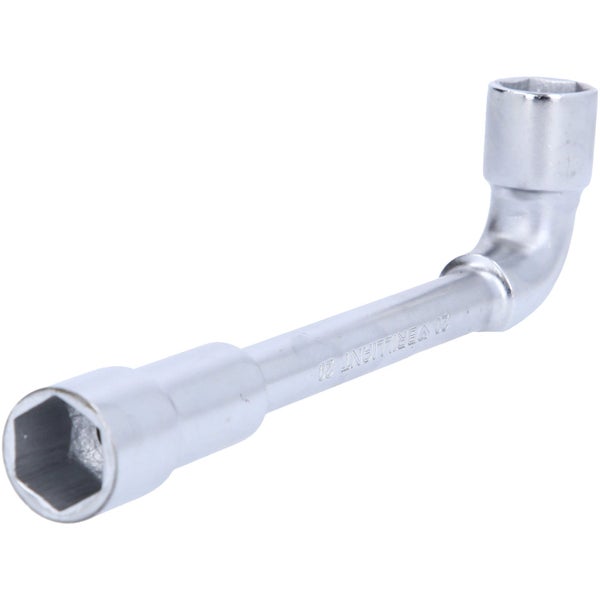 Feld mit jungen Pflanzen in geraden Reihen