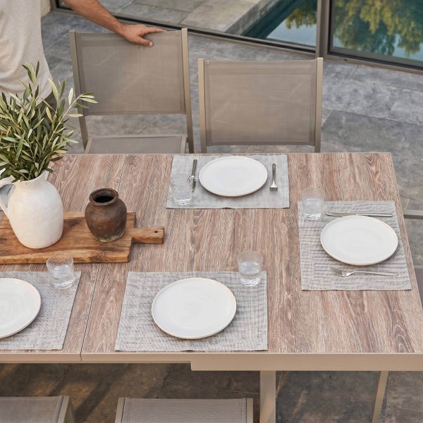 Rechteckiger Gartentisch mit Tischplatte in Holzoptik und X-förmigem Metallgestell.