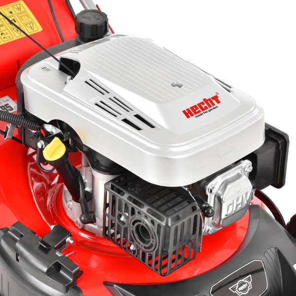 Detailaufnahme des Motors eines Rasenmähers der Marke Hecht