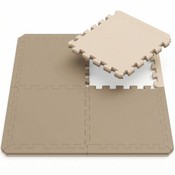 Ineinandergreifende beige Bodenmatten aus Schaumstoff im Set, die das Zusammenfügen der Puzzleränder zeigen.