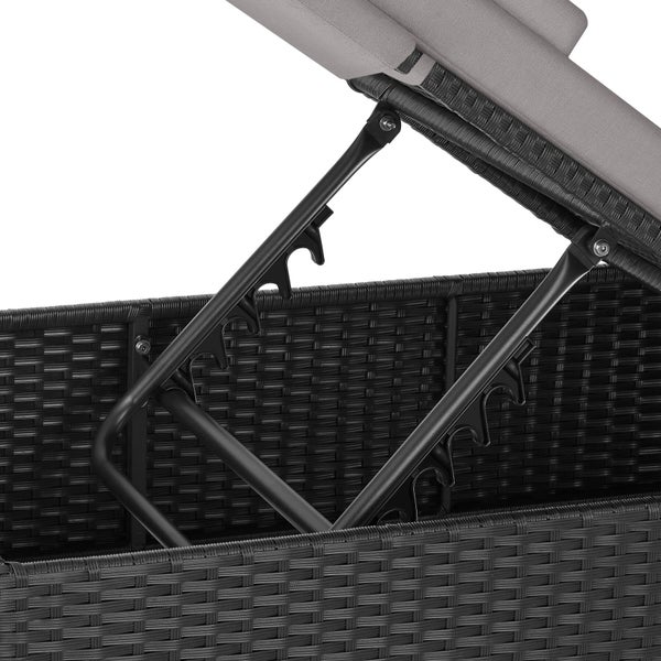 Verstellbarer Rückenlehnen-Mechanismus einer schwarzen Gartenliege aus Polyrattan mit grauem Polster.