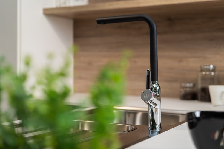 Wasserhahn Küchenarmatur, BOD, mit 360° schwenkbarem L-Auslauf, Verchromt / Schwarz Granit