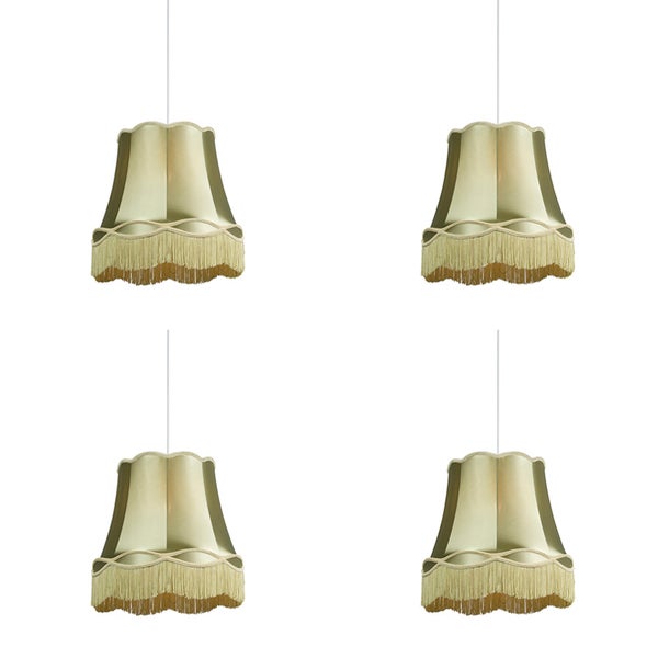 Pendelleuchtenschirm aus Stoff mit dekorativen Fransen und geschwungenem Rand.
