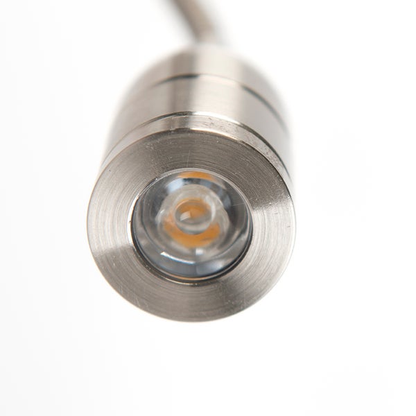 Zylindrischer LED-Lampenkopf aus gebürstetem Metall in Nahaufnahme.