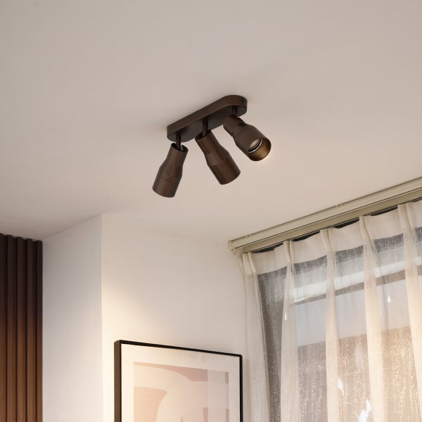 Deckenleuchte mit drei Strahlern im Wohnraum