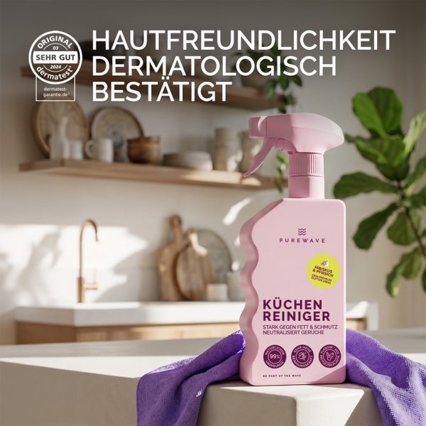 Purewave Küchenreiniger mit Hibiskus und Pfirsich Duft in einer Sprühflasche auf einer Arbeitsplatte in der Küche.