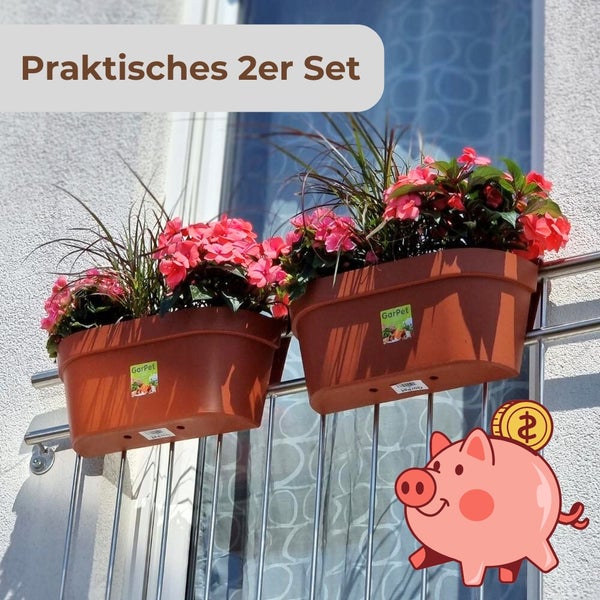 Zwei braune Balkonkästen aus Kunststoff mit GarPet Logo, bepflanzt mit rosa Blumen, an einem Metallgeländer. Symbol für Preisvorteil.