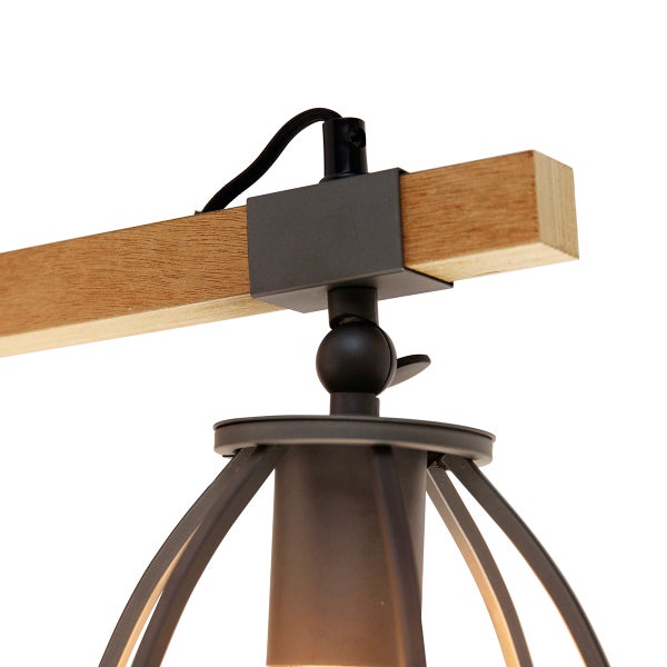Detailansicht einer Hängeleuchte mit Holzbalken und Metallhalterung