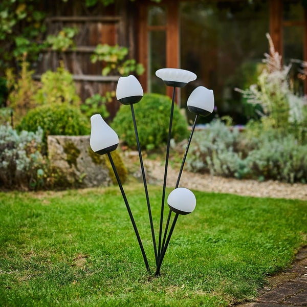 Garten mit Gartenleuchten in Blumenform