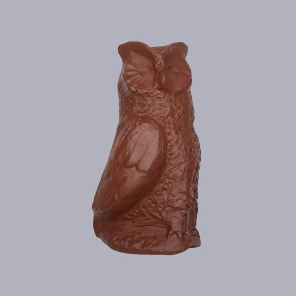 Braune Eulenfigur aus Ton für die Dachdekoration.
