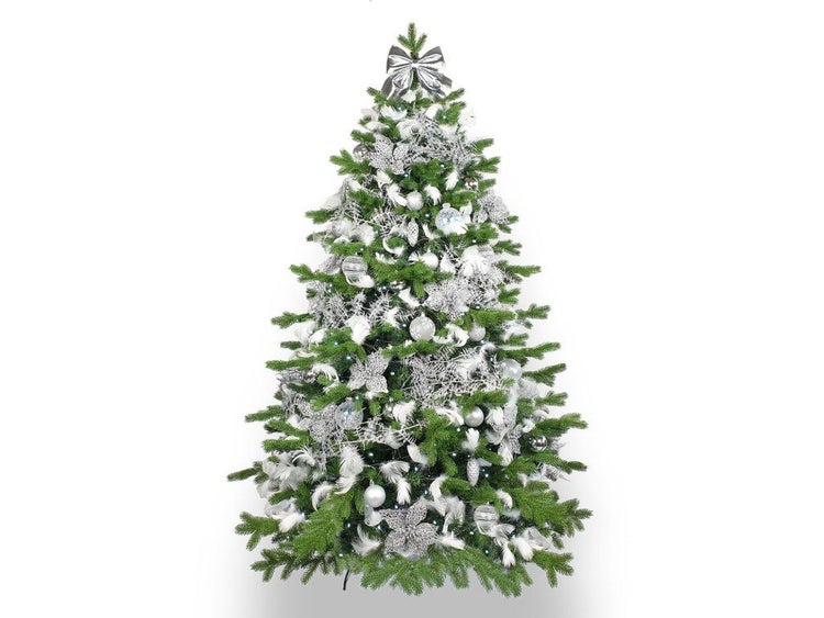 Geschmückter künstlicher Weihnachtsbaum mit Kugeln, Federn und Schleife als Weihnachtsdekoration.