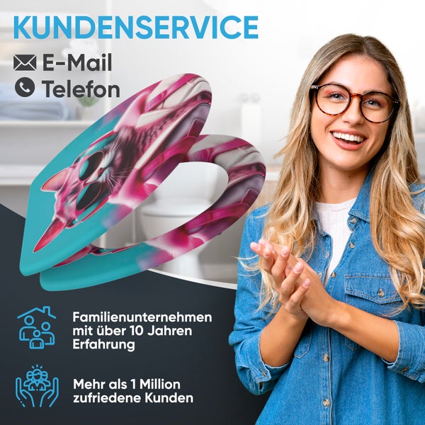 Kundenservice Anzeige mit Toilettensitz mit Katzenmotiv und einer lächelnden Frau.
