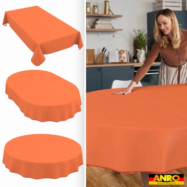 Orangefarbene Tischdecke in rechteckiger, ovaler und runder Form sowie eine Frau, die einen Tisch deckt. ANRO Deutsche Manufaktur Logo.
