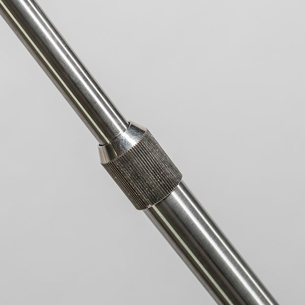 Detailansicht einer verstellbaren Teleskopstange aus Metall mit geriffeltem Drehverschluss zur Längenfixierung.