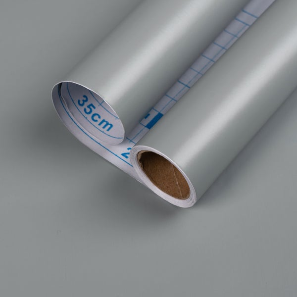 Selbstklebefolie in Silber matt mit Gitternetz und Zentimeter-Skala auf der Rückseite, Breite 35 Zentimeter.
