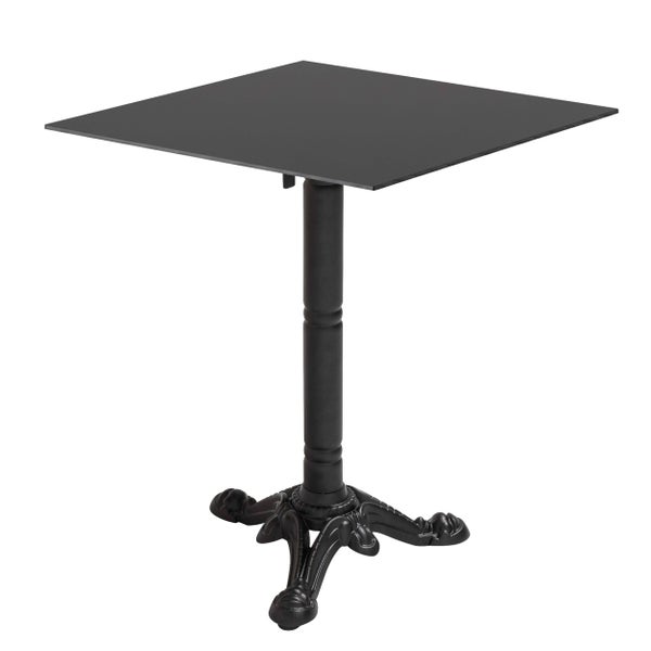 Quadratischer Bistrotisch mit flacher Tischplatte und dekorativem Säulengestell aus Metall.