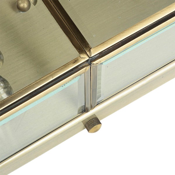 Detailaufnahme einer Schmuckschatulle mit Glasdeckel und goldenem Rahmen